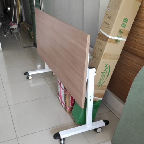 Comfortable folding table